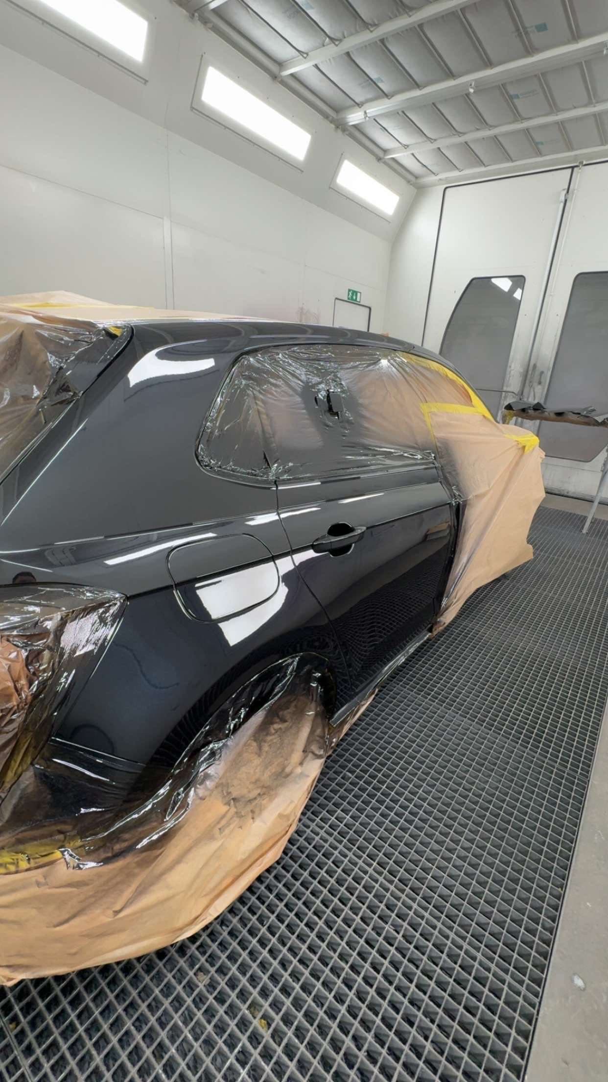 Carrosserie gris anthracite fraîchement peinte dans la cabine AutoNardo